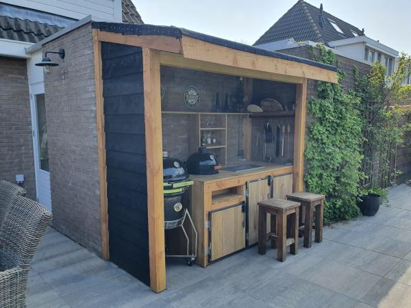 Met het hout van Vandentop Tuinhout heb ik mijn buitenkeuken voor een mooie prijs kunnen realiseren. 
Elke dag dat ik hem gebruik ben ik weer blij.!